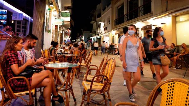 Clientes en terrazas de locales de restauración en Sitges el pasado verano / EFE