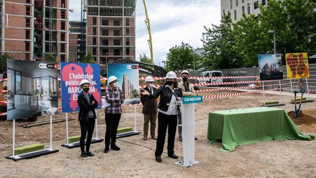 Ada Colau, alcaldesa de Barcelona y presidenta del AMB, durante la presentación de vivienda pública / AJBCN