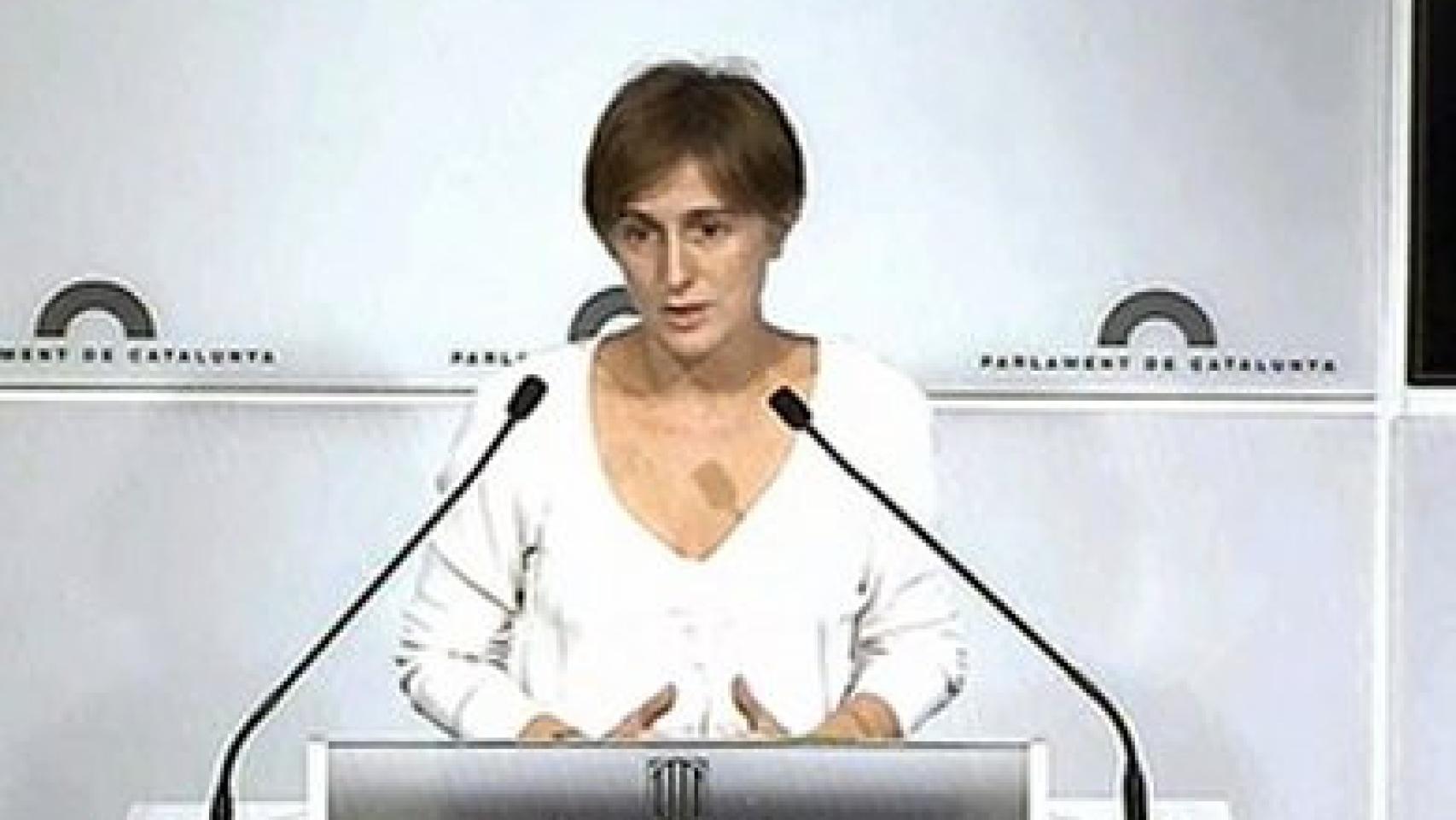 La colíder de ICV Dolors Camats, durante una rueda de prensa en el Parlamento autonómico