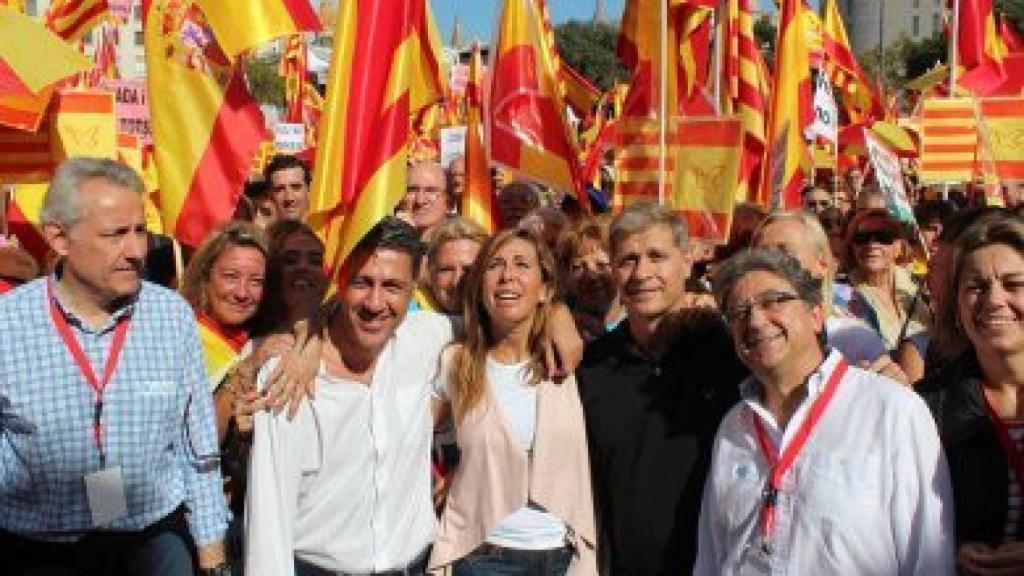La presidenta del PP catalán, Alicia Sánchez-Camacho, abrazada al alcalde de Badalona, Xavier Garcia Albiol, y al líder municipal del partido en Barcelona, Alberto Fernández Díaz, en el acto festivo de Sociedad Civil Catalana de este domingo en Barcelona