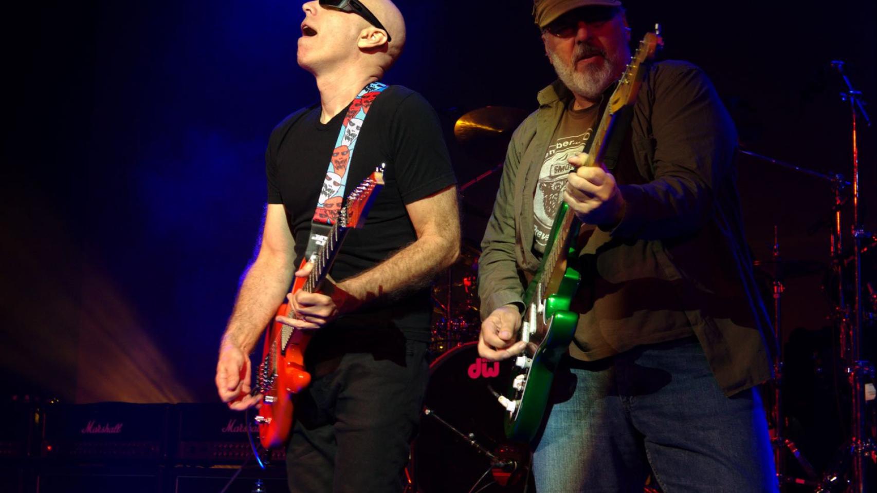 Joe Satriani -izquierda- junto a Mike Keneally, actuando en el Festival Grec