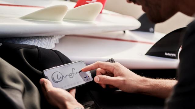 Firma manual sobre una pantalla / UNSPLASH