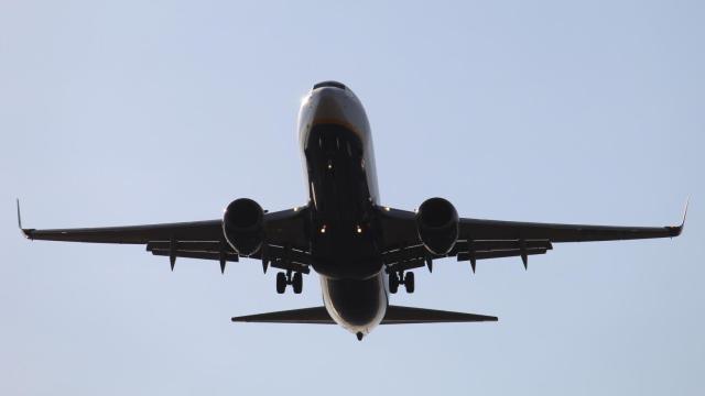 Un avión en El Prat, como el que circulaba con 28 inmigrantes que huyeron tras un falso parto /  CG