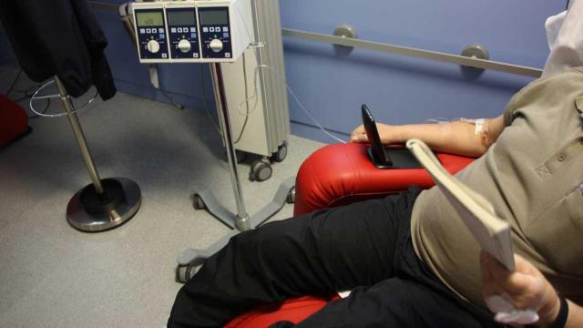 Un paciente oncológico recibe el tratamiento de quimioterapia / EUROPA PRESS