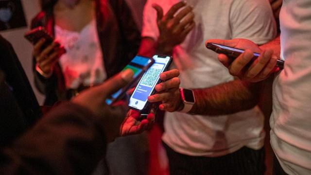 Una persona muestra el código QR de su pasaporte Covid para entrar a un local de ocio nocturno / Lorena Sopêna (EP)