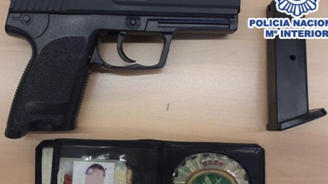 Algunos de los elementos que la policía ha requisado al hombre detenido / EP