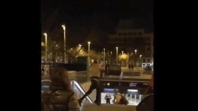 Un joven lanza una papelera contra los vigilantes del metro de plaza Universitat / BCN LEGENDS