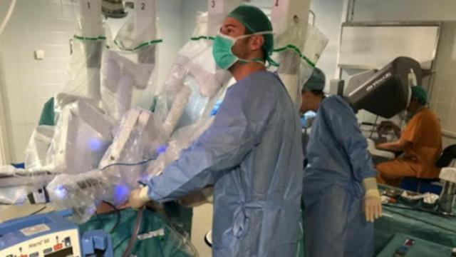 Sanitarios del Hospital de Bellvitge durante una operación de riñón asistida con tecnología robótica / HOSPITAL DE BELLVITGE