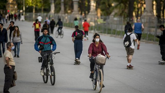 Población de Barcelona paseándose / EP