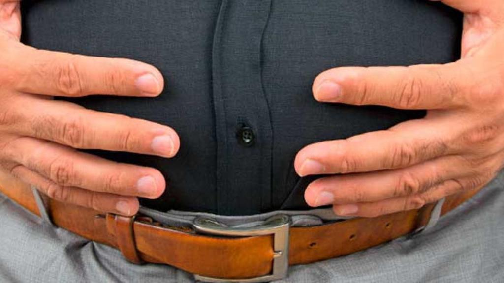 Hombre tocándose la barriga / AECC