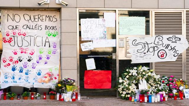 Velas, flores y pancartas en el domicilio de la menor de 12 años que el pasado martes se suicidó saltando por el balcón de su casa en Sallent / EFE