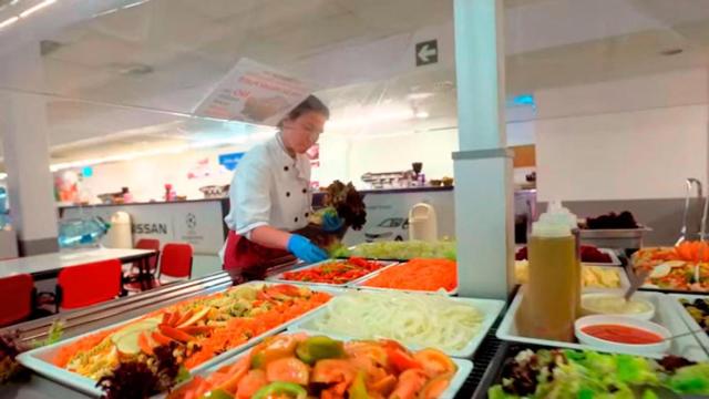 Una trabajadora de Tecnove, servicio de restauración, en Nissan / TECNOVE