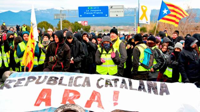 Cientos de personas cortaron la autopista AP-7 a la altura de la salida norte en Llers (Girona), una protesta que los empresarios quieren evitar / EFE