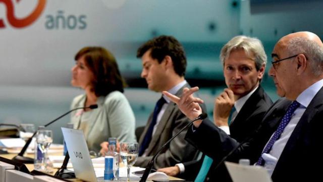 Salvador Alemany (i) y Josep Martínez Vila (2i), presidente y consejero delegado respectivamente del grupo Saba en la junta general de accionistas de la principal sociedad operativa en 2017 / SABA