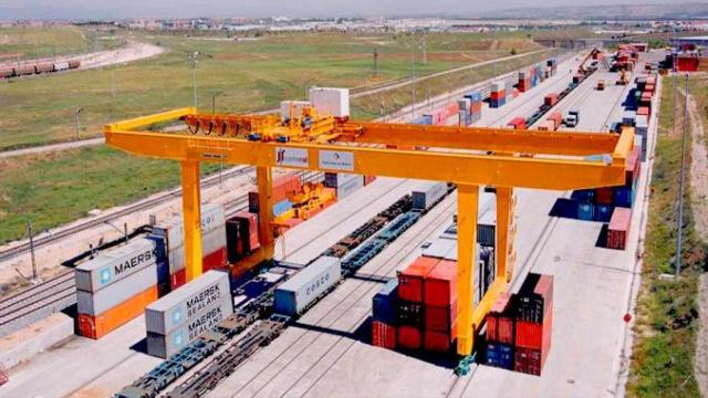 Grúa de patio diseñada por Paceco / PACECO