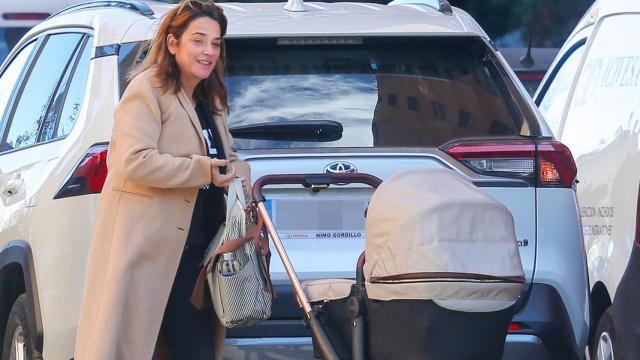 Toñi Moreno paseando por las calles de Madrid con su bebé / AGENCIAS