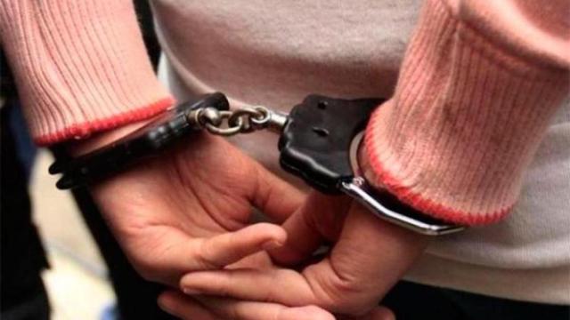 Una foto ilustrativa de una mujer detenida