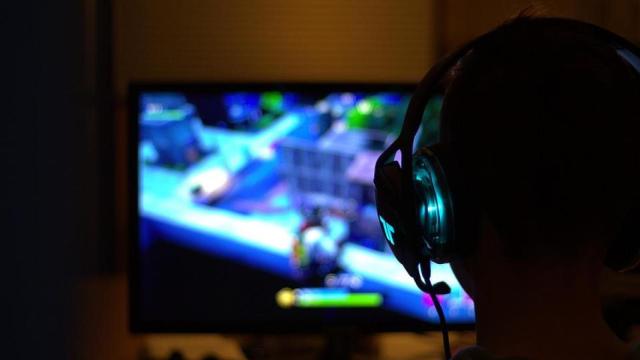 Un joven jugando a Fortnite, el título donde el campeón del mundo se ha llevado 3 millones de dólares / PIXABAY