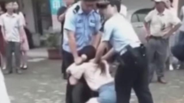 Una joven muerde a su exnovio en plena calle / YouTube