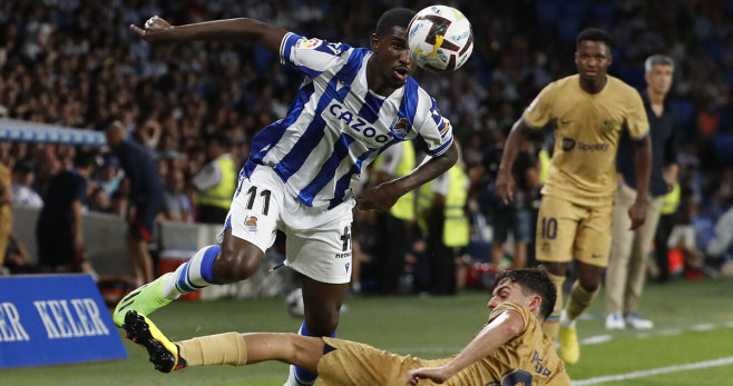 Momo Cho, superando la barrida de Pedri, durante el partido entre la Real Sociedad y el Barça / EFE