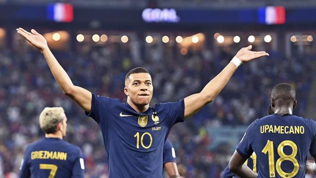 Mbappé celebra con la grada su tanto anotado contra Dinamarca / EFE