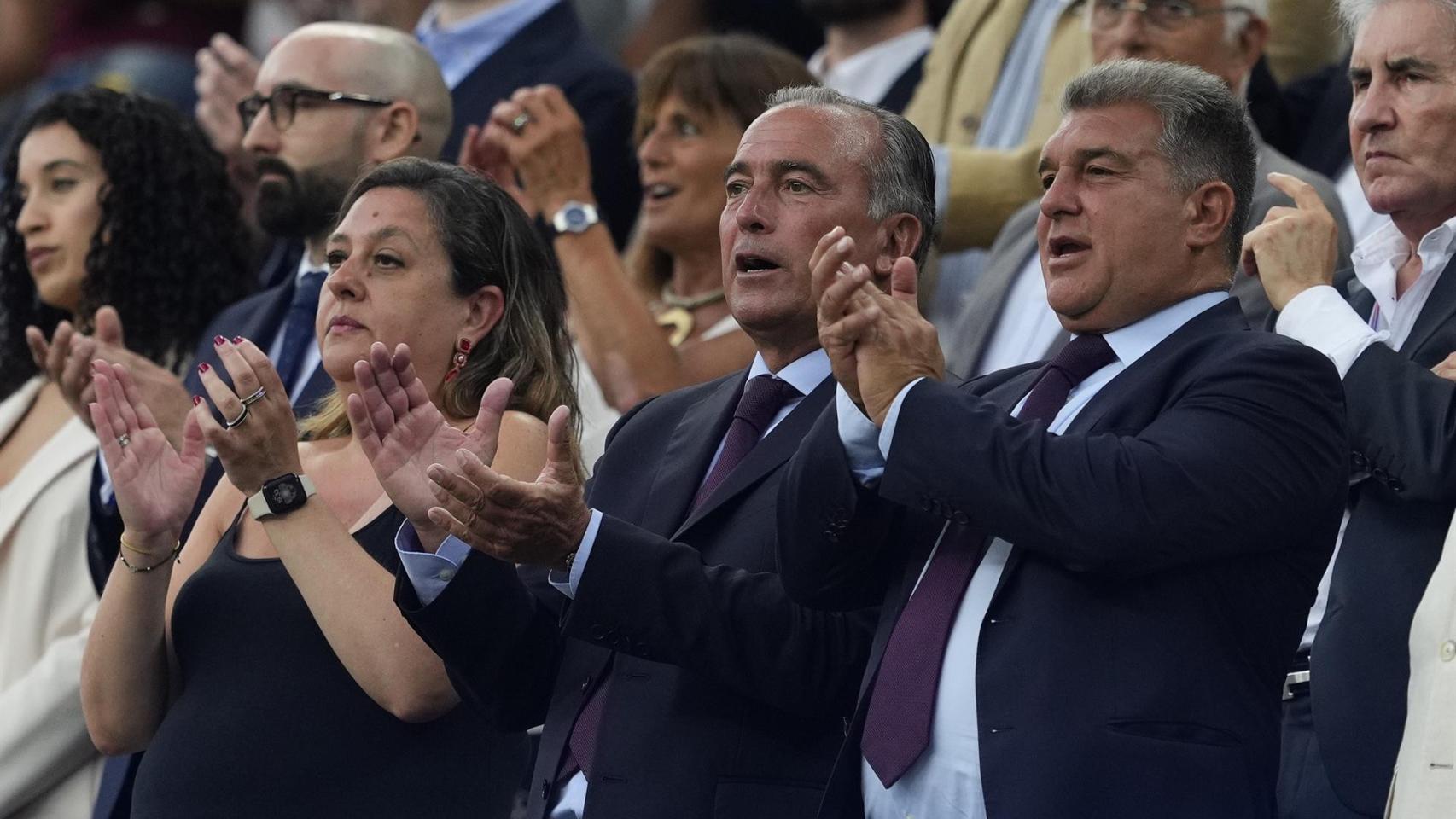 Joan Laporta, en el palco del Camp Nou antes del Gamper / EFE