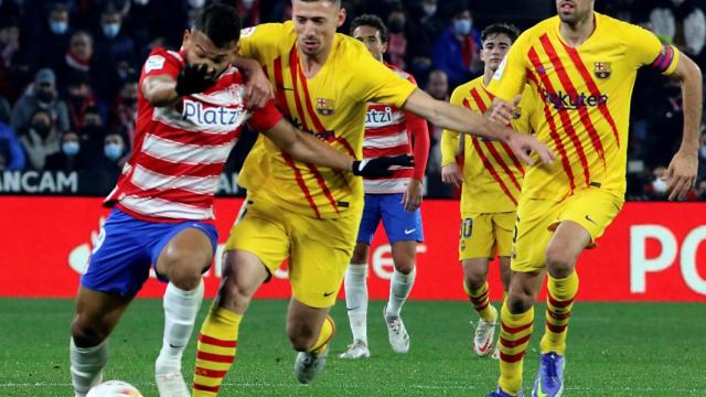 Lenglet y Busquets sufren en el repliegue contra el Granada / EFE