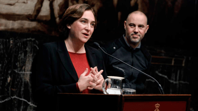 Eloi Badia (d), responsable del área de Medio Ambiente en el AMB, en una imagen de archivo junto a la alcaldesa Ada Colau / EFE