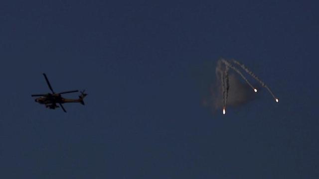 Un helicóptero armado israelí lanza bengalas mientras sobrevuela la frontera con Gaza / ATEF SAFADI - EPA
