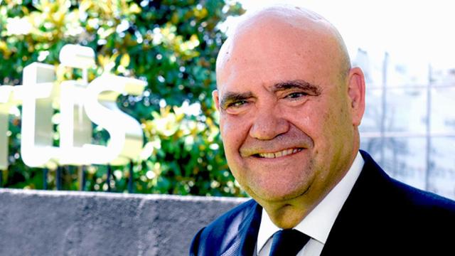 Juan María Hernandez Puertolas ante la sede de Abertis / CIBECOM