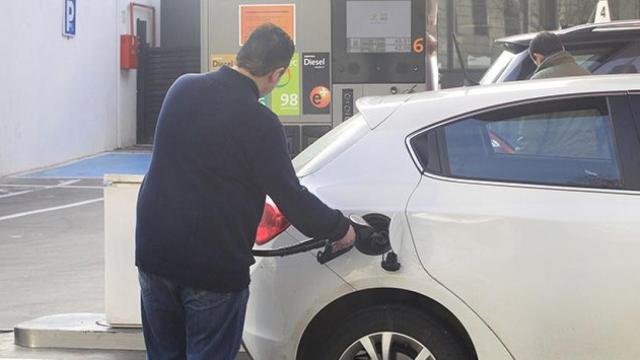 El IPC interanual baja por la gasolina y los paquetes turísticos / EP