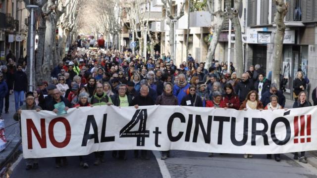 3.000 personas se manifiestan contra el proyecto del Cuarto Cinturón en Sabadell (Barcelona) / CAMPANYA CONTRA EL QUART CINTURÓ