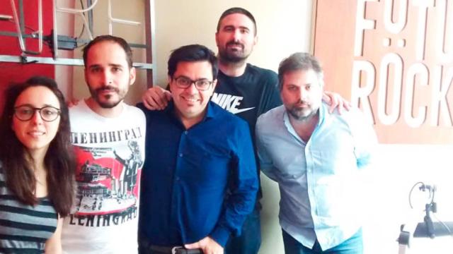 Gerardo Pisarello, número dos del Ayuntamiento de Barcelona, en una entrevista en Futurock FM durante sus vacaciones / CG
