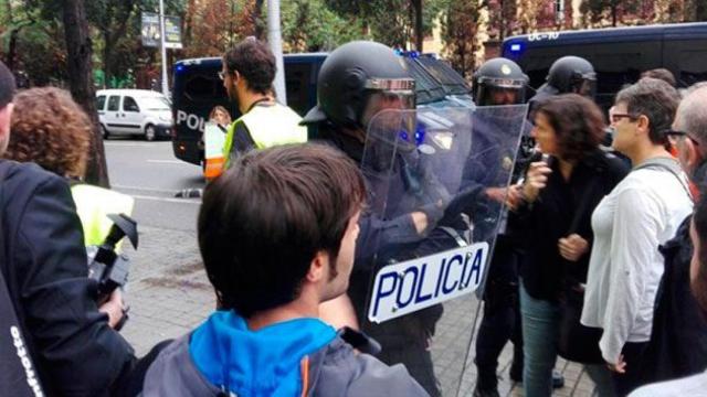 Imagen de la intervención policial en un colegio electoral el 1 de octubre, día del referéndum ilegal en Cataluña / EP