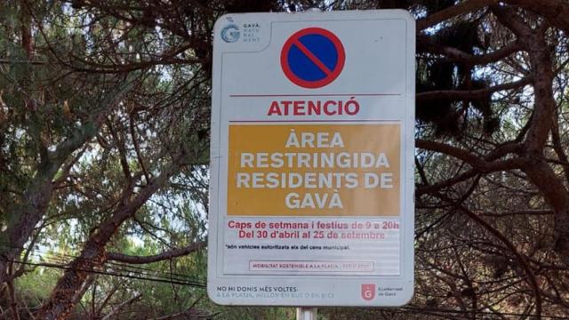 La zona naranja de Gavà (Barcelona), donde una señal marca la restricción única para residentes, y que ahora controlarán auxiliares de seguridad / CEDIDA