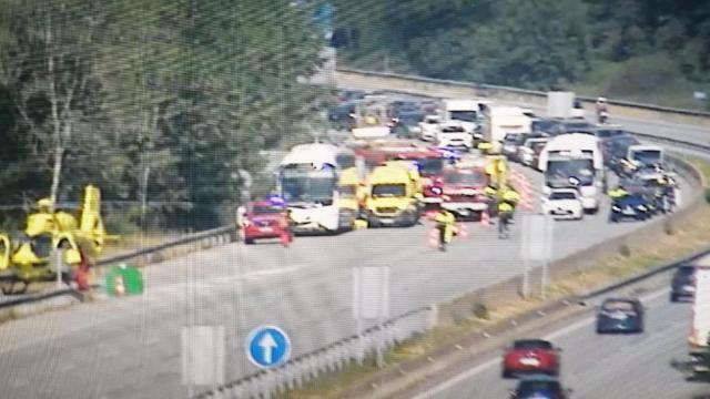 Los equipos de emergencias en la AP-7 tras el accidente mortal en Sant Celoni / TRÀNSIT