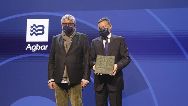 Ángel Simón, presidente de Agbar (a la derecha), junto a Antonio Balmón, alcalde de Cornellà, tras recibir la placa Hispania Nostra / AGBAR