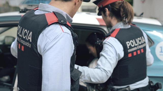 Un detenido en un coche patrulla / MOSSOS