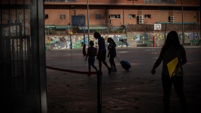 Alumnos y padres en el patio de un colegio al inicio de una nueva semana escolar / EUROPA PRESS