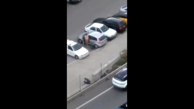 Captura del vídeo donde se ve al hombre desnudo cuando se masturba / TWITTER