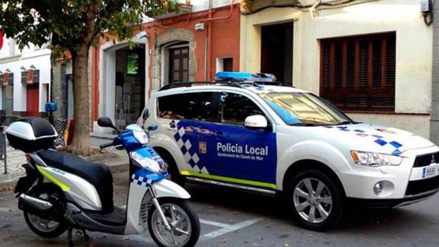 Dos vehículos de la policía local de Canet de Mar, que ha detenido a los dos menores / AJ.CANET DE MAR