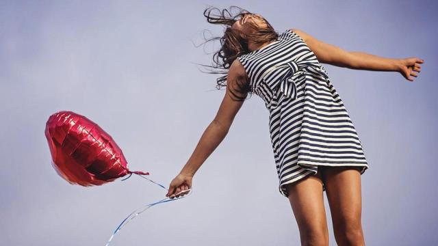 Mujer celebrando San Valentín en Barcelona / PIXABAY