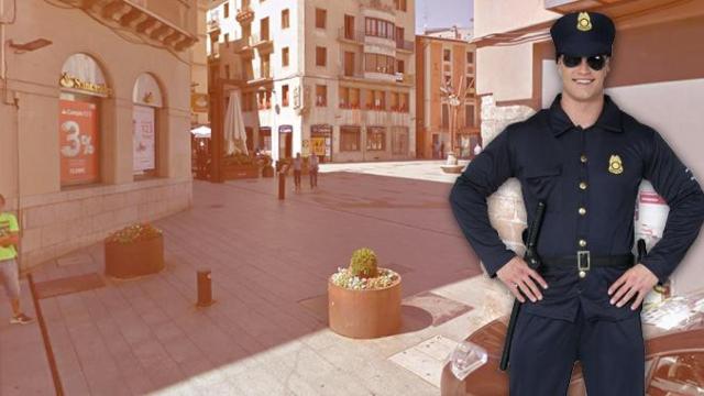 Imagen del centro de Ripoll y un hombre con disfraz de policía