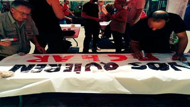 Los vecinos del edificio Entença, 151 preparan carteles para protestar contra la especulación inmobiliaria en l'Esquerra de l'Eixample / CG