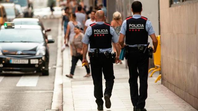 Dos agentes de los Mossos, patrullando en las calles de Barcelona / Cedida
