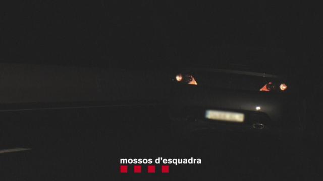 Uno de los dos coches que circulaban a más de 200 kilómetros por hora por la C-17 / MOSSOS