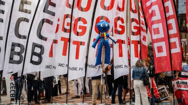 Varios trabajadores del sector financiero se manifiestan delante de la sede de Caixabank / EP