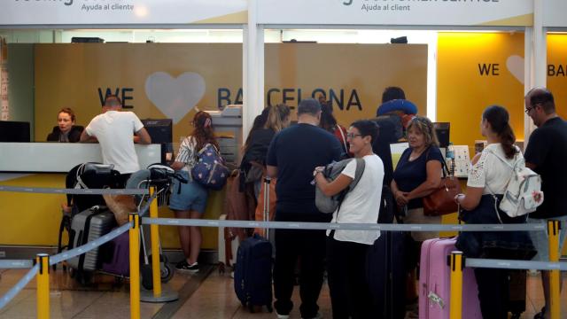 Un mostrador de Vueling en El Prat durante la huelga de Iberia / EFE