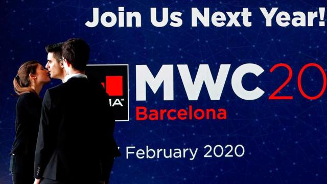 Imagen de tres delegados en la edición anterior del Mobile World Congress (MWC) de Barcelona / EFE