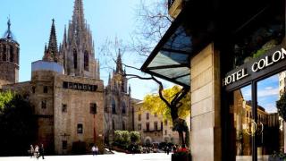 Entrada del Hotel Colón de Barcelona, el establecimiento que vive una batalla interna por su gestión / CG